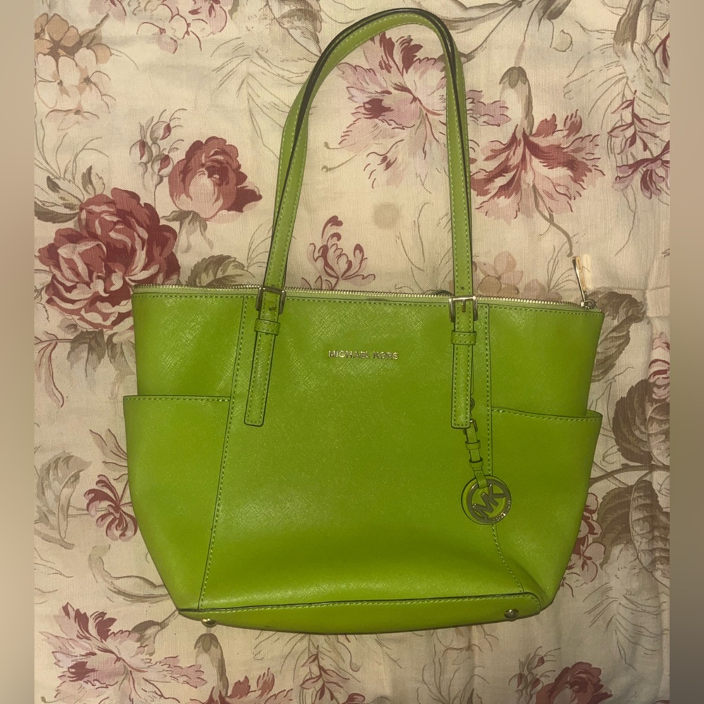 Michael Kors Women’s Jungle Green Large Saffiano Leather Voyager Tote Bag - Picture 5 of 14